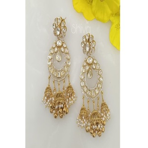 Boucles d'oreilles pendantes tendance en laiton plaqué or de qualité supérieure avec moissanite, pour femmes, idéales pour les mariages, les soirées et les occasions spéciales – ÉTONNANTEMENT BEAUTÉS - Product Image 2