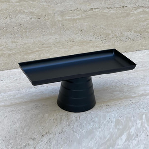 Elegante soporte rectangular negro mate para tartas con base cónica a juego, perfecto para la decoración moderna de hogares industriales. - Product Image 1