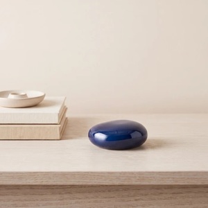 Urne funéraire artistique en métal bleu profond, design sculptural en forme d'anneau, finition brillante, récipient pour cendres commémoratives pour la maison - Product Image 5