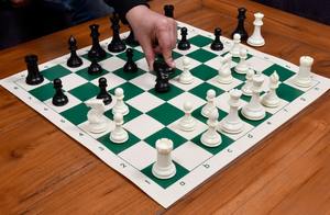 Pions d'échecs au design géométrique minimaliste et sans couture, en bois d'ébène et de buis naturel, hauteur du roi de 3,4 pouces, au meilleur prix - Product Image 4