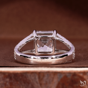 Anillo de compromiso llamativo con diamante de laboratorio de corte Asscher de 3 quilates certificado por IGI, con pavé dividido en el tallo, en oro blanco de 10K - Product Image 3