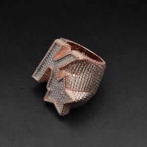 Anillo de compromiso/fiesta estilo hip-hop con diamante VVS certificado IGI, corte brillante, chapado en oro rosa, engaste de bisel, estilo Iced - Product Image 1