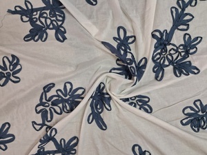 Tissu en coton blanc en gros avec ruban bleu marine foncé brodé et motifs floraux 3D pour vêtements de créateurs - Product Image 3