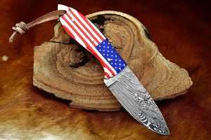 Couteau de chasse artisanal en acier Damas avec manche à motif drapeau américain et étui en cuir, lame à pointe tombante - Product Image 4