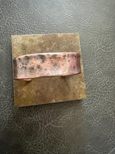 Brazalete de cobre grueso y ancho hecho a mano para hombre, acabado con efecto hormigón, 7.º aniversario de matrimonio, terapia magnética para la artritis, estilo vikingo - Product Image 5