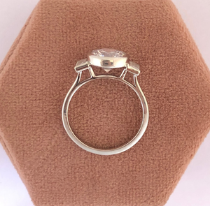 Anillo de compromiso de oro blanco de 10K con circonita cúbica de corte esmeralda en bisel y circonita cúbica de corte redondo solitario, anillo de tres piedras de oro macizo, regalo para esposa - Product Image 5