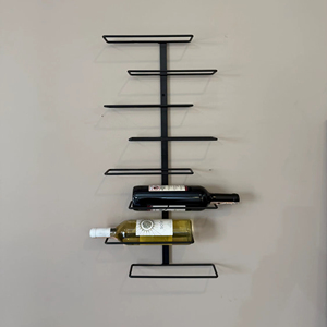 Elegante soporte de pared negro para botellas de vino, ideal para exhibir vino en restaurantes y ahorrar espacio en la encimera, procedente de la India. - Product Image 1