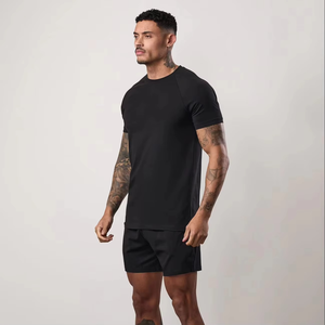 ชุดเสื้อยืดลำลองแฟชั่นสำหรับผู้ชาย เสื้อคอกลมแขนสั้นสำหรับฤดูร้อน เหมาะสำหรับใส่ในบ้านและกิจกรรมกลางแจ้ง พร้อมกางเกงขาสั้น - Product Image 1