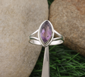 Bague en argent sterling 925 avec améthyste naturelle sertie clos, cinq pierres précieuses violettes véritables pour femme, idéale pour mariage en février - Product Image 1