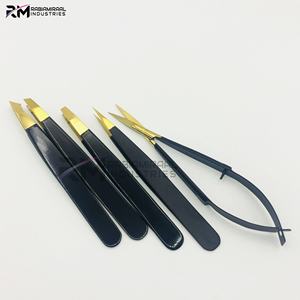 Ensemble de pinces à sourcils et ciseaux à ressort RMI Super Ranking Product avec pointe en plasma dorée et revêtement en poudre noire - Product Image 4