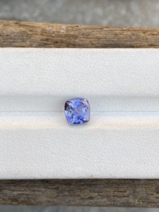 Pierre de Tanzanite naturelle non chauffée multicolore de 6 mm, taille coussin carrée, avec une belle couleur, Zoisite naturelle, 1,49 carat, nette à la loupe - Product Image 1