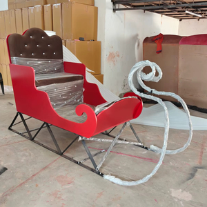 Chaise de traîneau du Père Noël en velours rouge avec structure métallique, siège décoratif pour exposition de Noël et événements festifs - Product Image 1