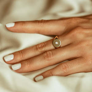 Anillo de Plata de Ley 925 Chapado en Oro con Textura Acolchada, Joyería Fina y Elegante para Mujer, Anillo de Signo del Pulsador para Bodas y Fiestas - Product Image 1