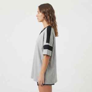 Camiseta de Manga Corta con Cuello en V Gris para Mujer, Marca Hawk Eye, con Franjas Negras, Corte Holgado, Jersey de Algodón, Estampado Casual con Logotipo, Primavera Verano - Product Image 4