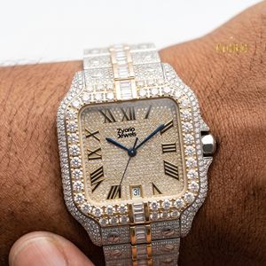 Reloj Cuadrado de Lujo con Incrustaciones de Diamantes, Acabado Dorado en Dos Tonos, Esfera con Números Romanos y Moissanita, Correa de Acero Inoxidable Miyota de 20 mm - Product Image 4