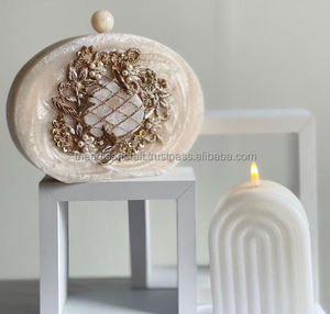 Bolso de mano único de resina acrílica con diseño de mármol para eventos formales y ocasiones especiales - Product Image 1