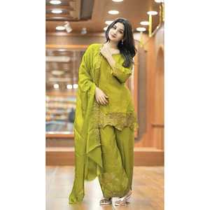 Ensembles de costumes pour femmes de créateurs avec broderie lourde, travail de séquence, haut-bas et dupatta - Product Image 3