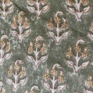 ผ้าฝ้ายพิมพ์ลายด้วยมือ – ลายดอกบูติ |   สิ่งทอสีเขียวมะกอกแบบอินเดีย - Product Image 1