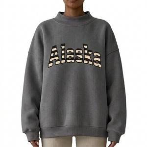 Sudadera Morada de Cuello Alto para Mujer, Oversize con Hombros Caídos, de Algodón Afelpado, con Estampado de Letras Alaska - Product Image 2