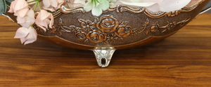 Cuenco vintage plateado con relieve floral y asas ornamentadas, plato central de metal antiguo, recipiente de mesa festoneado, doble. - Product Image 2