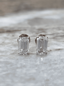Boucles d'oreilles en diamant de laboratoire taille émeraude 0,55 ct certifiées IGI, clous en or tendance à quatre griffes, bijoux élégants pour femme - Product Image 2