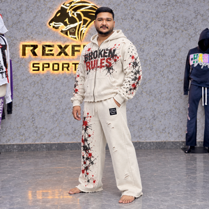 ชุดเซ็ตเสื้อฮู้ดซิปผ้าฟลีซหนานุ่มแบบยูนิเซ็กซ์ กางเกงขายาวทรงหลวม พิมพ์ลายกราฟิกแบบดิสเทรส พร้อมป้ายกำกับแบบกำหนดเอง ชุดวอร์ม ผู้ผลิต OEM - Product Image 1