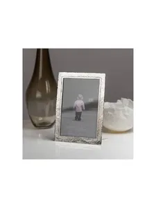 Cadre photo en métal élégant pour les espaces urbains, mettant en valeur un style minimaliste et une présentation élégante des images, adapté à la décoration moderne. - Product Image 2