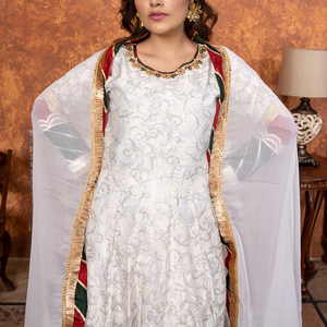 Ensemble 3 pièces brodé intégral style traditionnel, motif floral fantaisie, travail Gotta, comprenant une longue robe, un pantalon et un dupatta, pour adultes et jeunes filles - Product Image 4