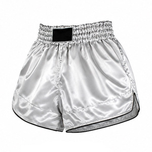 Shorts de boxe Muay Thai personnalisés pour hommes, en satin noir, polyester, taille haute, élastique, respirant, logo avant, sportif - Product Image 4