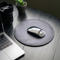 Tapis de souris rond en cuir de vachette bleu marine uni, surface lisse, bord cousu, base en daim véritable