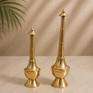 Pulvérisateur d'eau de rose Gulab Pasi en laiton artisanal, flacon traditionnel pour attar, distributeur de parfum décoratif en laiton - Product Image 1