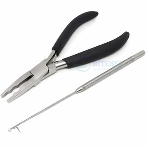 Pinzas de 6 pulgadas de acero inoxidable ligeras para extensiones de cabello, con mango negro clásico y aguja de tracción para un uso rápido y sencillo en salones de belleza. - Product Image 1