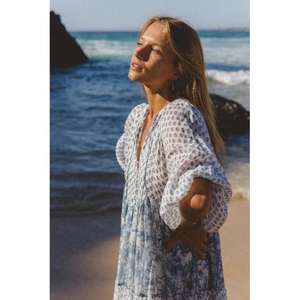 Vestido Mini Nora Color Aguamarina, Cintura Natural, Intrincadamente Tallado a Mano, Ecológico, 100% Algodón, Casual - Product Image 2