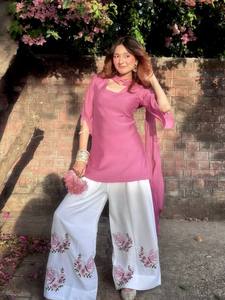 Ensemble 2 pièces décontracté d'été pour femme enceinte à imprimé floral rose : haut pull col en V et pantalon ample à jambes larges, tenue de plage courte - Product Image 2