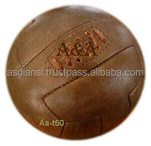 Balones de Fútbol Antiguos de Cuero, Balones Retro Vintage de Fútbol, Rugby, Baloncesto, Balonmano, con Guantes de Boxeo - Product Image 3
