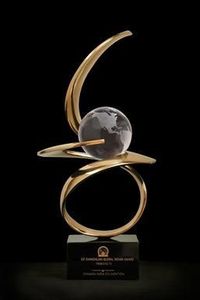 Trofeo moderno con forma de llama y entramado dorado. Diseños elegantes disponibles a precios de mayorista. - Product Image 3