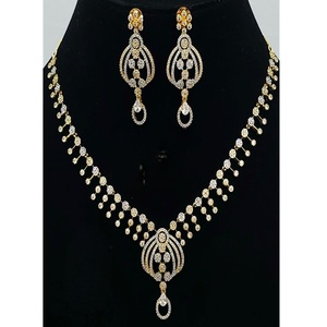 Ensemble collier et boucles d'oreilles en cristal plaqué or attrayant pour femmes, bijoux de mariage, coupe ronde brillante - Product Image 1