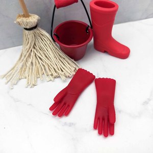 Gants miniatures en silicone rouge, accessoire de maison de poupée, modèle décoratif pour la décoration de chambre et les jeux d'imitation, pour les 14 ans et plus - Product Image 5