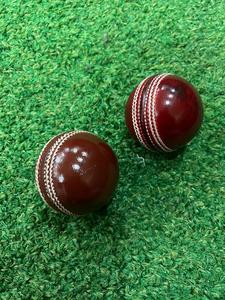 Balle de cricket classique en cuir rouge, cousue à la main, pour entraînement professionnel - Product Image 4
