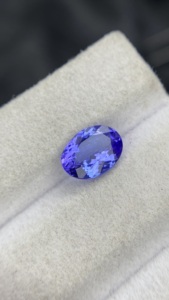 Pierre naturelle certifiée Tanzanite ovale 9x7 MM avec une couleur et un lustre excellents, Zoisite naturelle 1,81 carat, nette à la loupe - Product Image 4