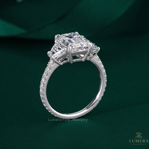 Bague de fiançailles à trois pierres en moissanite taille émeraude, or blanc 9K 10K 14K 18K plaqué rhodium, avec pierre latérale trapézoïdale de luxe - Product Image 3