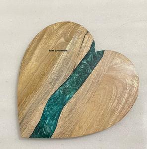 Planches à fromage en forme de cœur écologiques, décoratives en bois et résine, planches à découper pour la cuisine, articles de cuisine personnalisés - Product Image 1