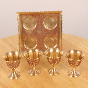 Ensemble de 4 verres à vin en laiton avec plateau de service, gobelets à vin avec finition en laiton décorative, ensemble de vaisselle de luxe pour la table à manger et la maison - Product Image 3