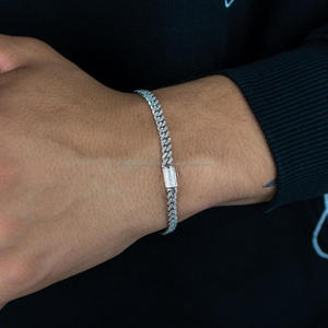 Bracelet cubain unisexe en moissanite et diamant en argent sterling 925 avec maillons entrelacés élégants et design entièrement serti - Product Image 4