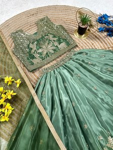 Conjunto de Lehenga Choli Bordado de Diseñador para Niñas con Dupatta, Traje Étnico para Fiestas y Bodas - Product Image 2