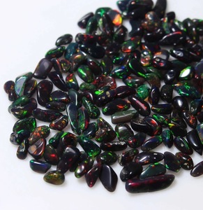 Opale naturelle éthiopienne Welo noire, brute polie, traitée fumée, pierre précieuse en vrac 4-5mm, effet de jeu de couleurs/feu, certifiée par un tiers - Product Image 5