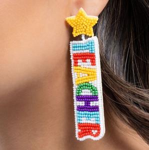 Boucles d'oreilles pendantes bohèmes tendance, brodées à la main de perles de rocaille multicolores, style artisanal pour festival - Product Image 2