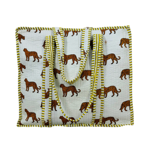 Bolso de mano grande de leopardo con estampado de bloque único-Blanco y amarillo sostenible - Product Image 3