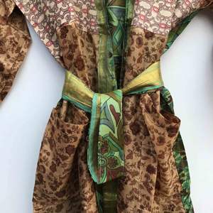 Robe kimono en soie de sari recyclée faite à la main, confortable, patchwork, paréo de plage, peignoir, imprimé floral, pour l'été et le printemps - Product Image 4