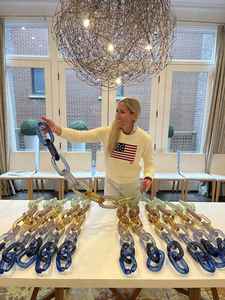 Escultura de pared de resina con cadena vertical personalizada para decoración de interiores, en tonos rojo y marrón, con eslabones entrelazados, ideal para exhibir en el vestíbulo de un hotel. - Product Image 6